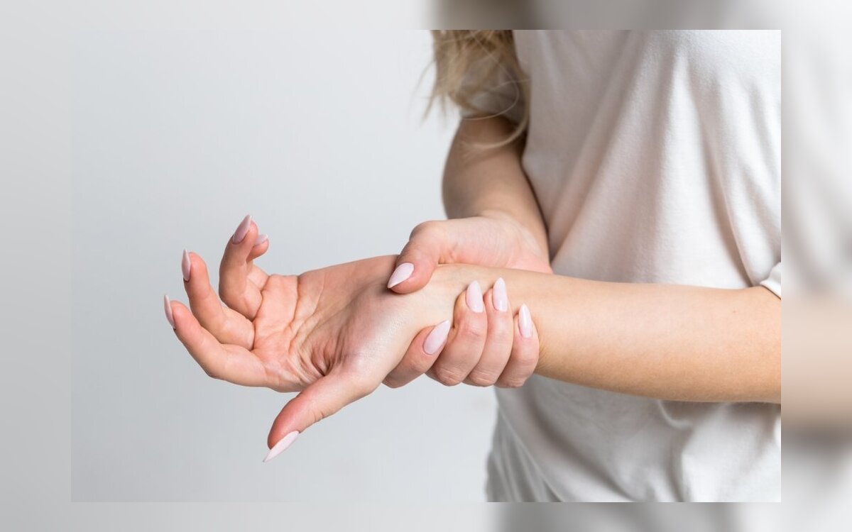 ligos nuo pirštų kairės rankos sąnarių dešinės rankos skausmas