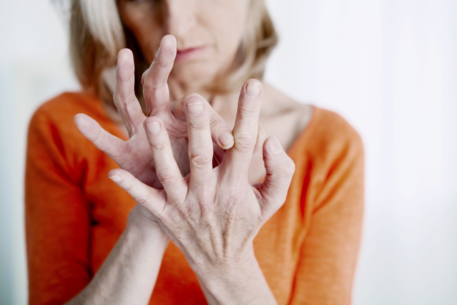 simptomai uždegimas sąnario ant rankų skausmas pirštų sąnarių rankos