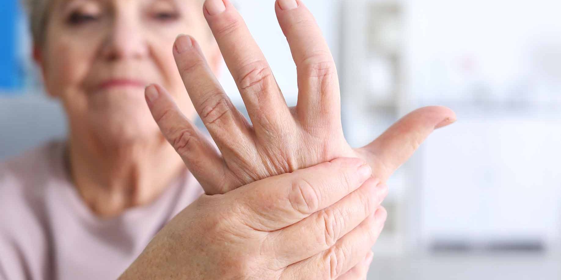 raumenų klajonių skausmas ir sąnarių rankų finger sąnariai