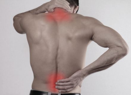 skauda nugaros apačia ir visus sąnarius pėdų skausmas